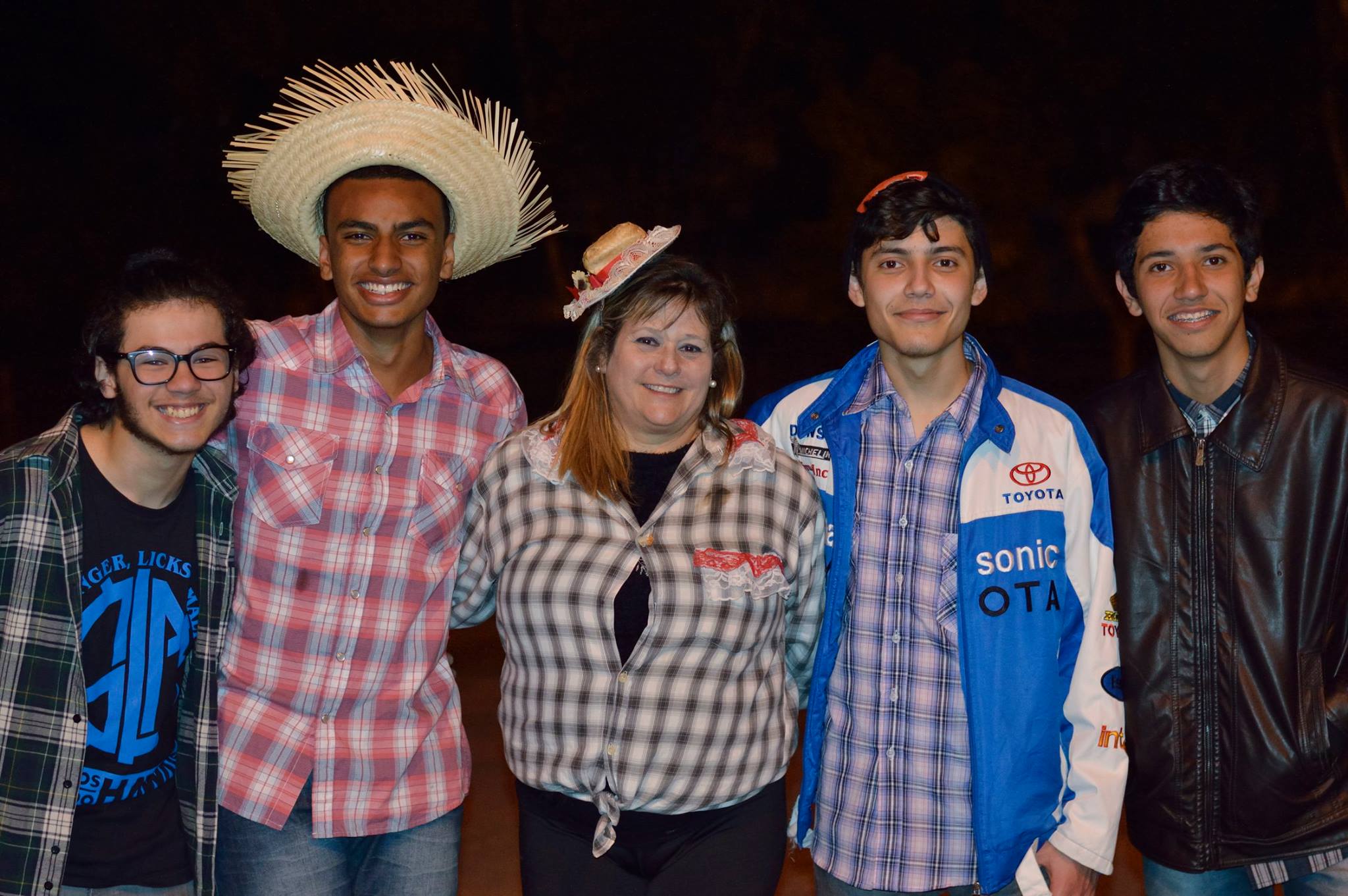 Professora Gisela Bochner e alunos do Ensino Médio Integrado do campus